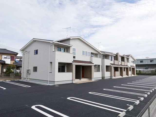 【東近江市中小路町のアパートの駐車場】