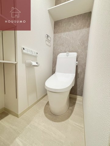 トイレ　落ち着いた色調のトイレです