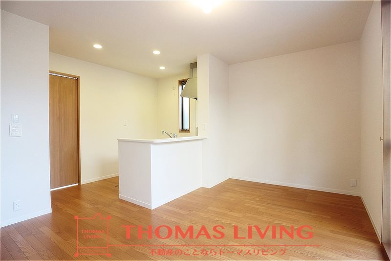 居室・リビング　広いリビングのカウンターキッチン付きで使い勝手は抜群です。