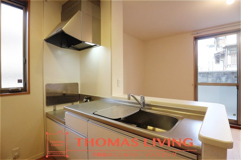 キッチン　カウンターキッチンはリビング全体を見渡せます。