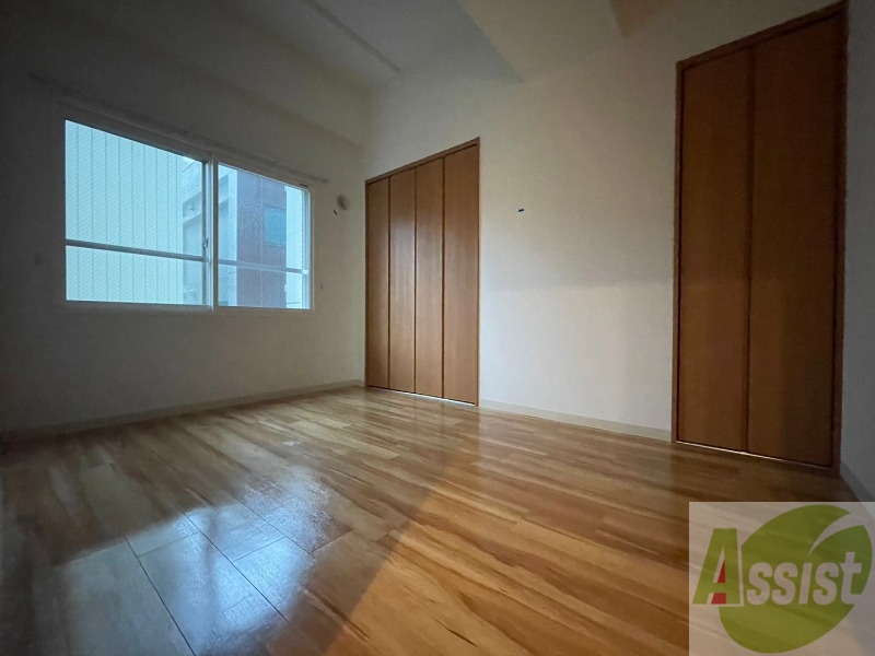 その他部屋・スペース　寝室はこちらです。光が差し込む、温かみのあるお部屋です。