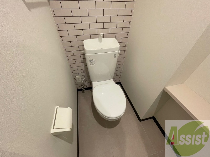トイレ　トイレです。タオル掛けもついて便利ですね。