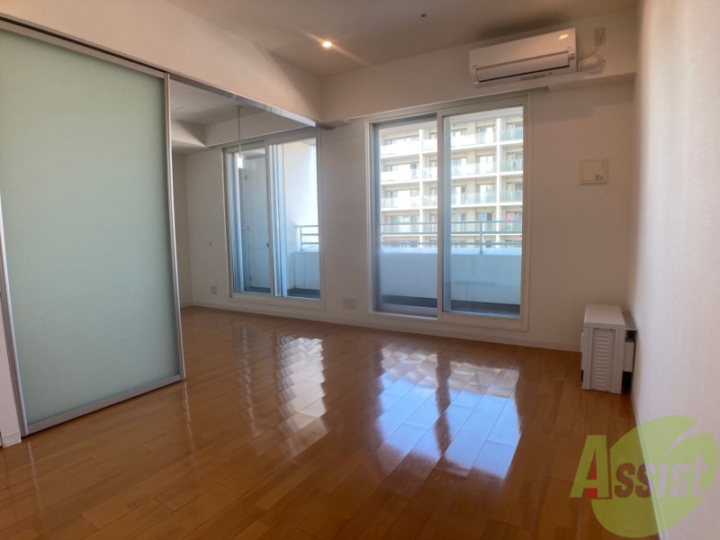 居室・リビング　９．６帖の洋室です。広々として、きれいですね。