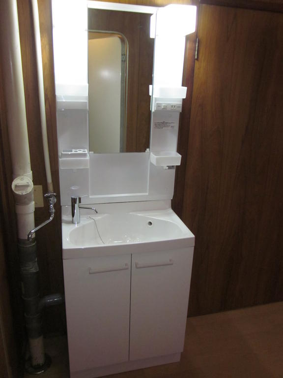 洗面設備　旧写真です。新しく洗面台が付いています。