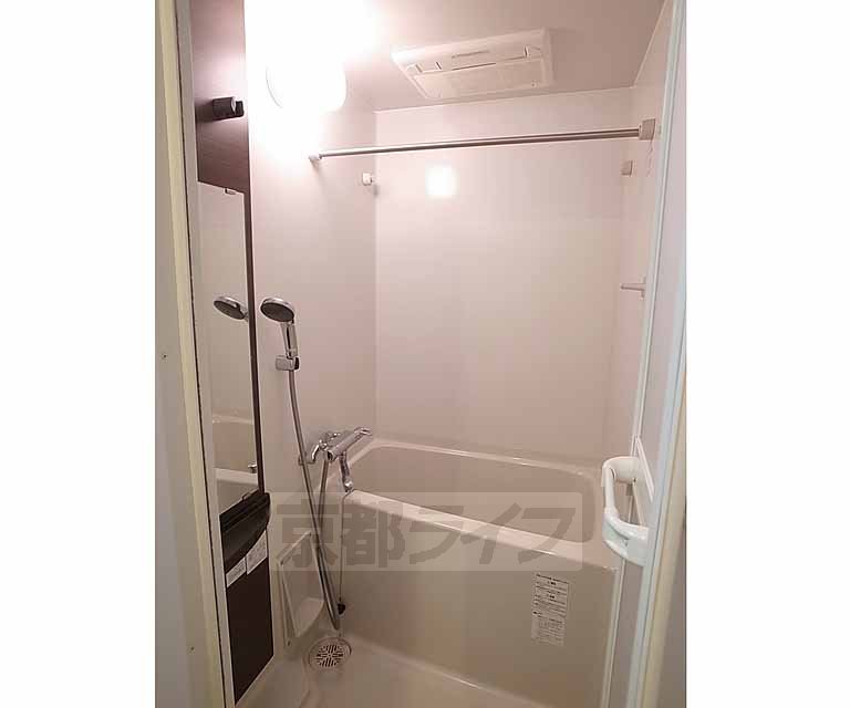 バス・シャワールーム　浴室乾燥機付きで雨の日も洗濯物の心配いらず。