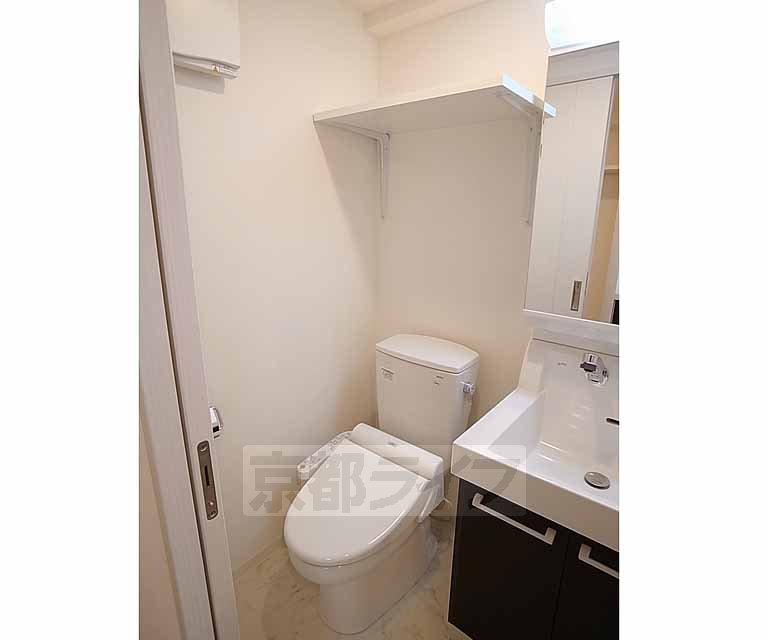 トイレ　ウォシュレットトイレ。上部には収納棚も有り。