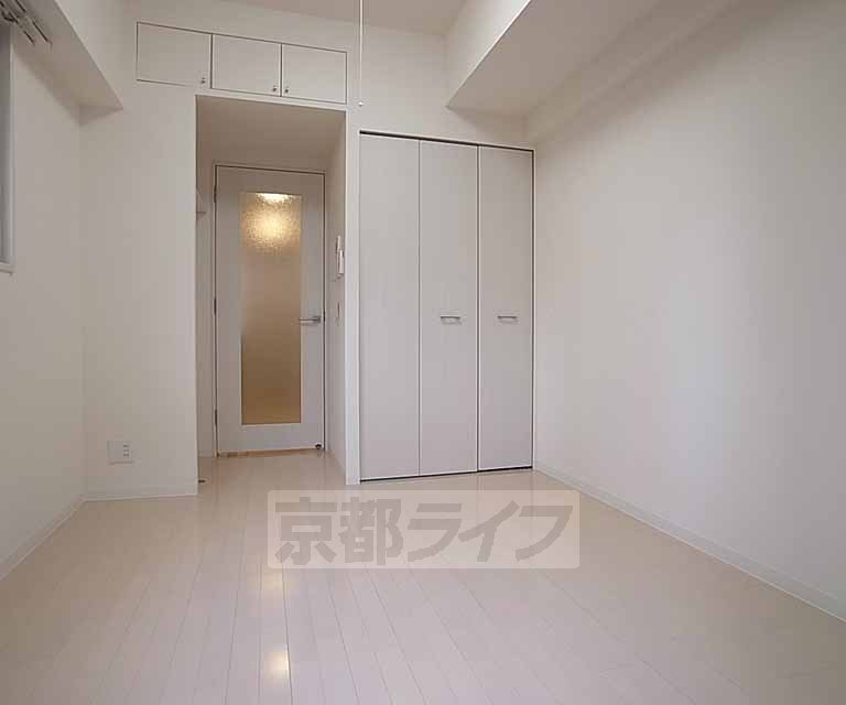 居室・リビング　白のフローリングで清潔感のある室内です