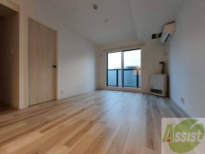 居室・リビング　木目のフローリングは落ち着きのある印象のお部屋になりますね。