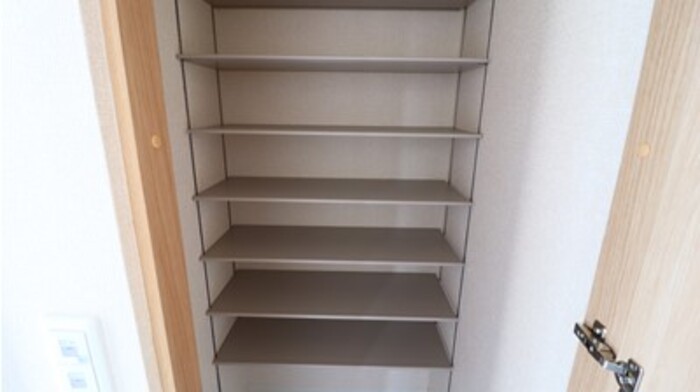 キッチン　姿身付きシューズボックス