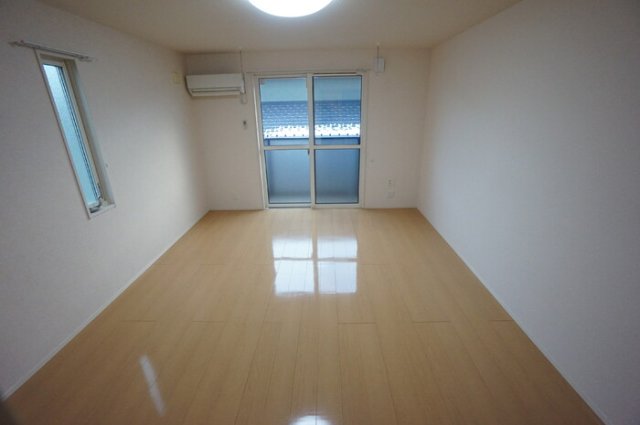 居室・リビング　反転タイプのお部屋の写真です。