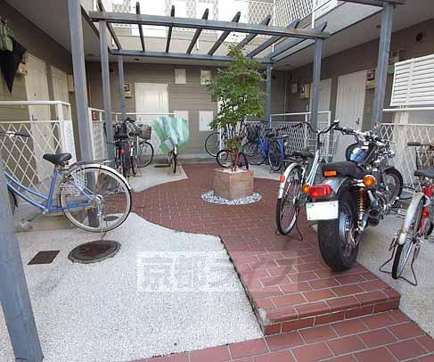 庭　駐輪スペースも兼ねている庭！