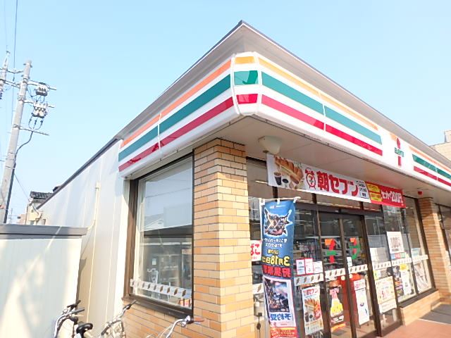 コンビニ　セブンイレブン（コンビニ）まで550m