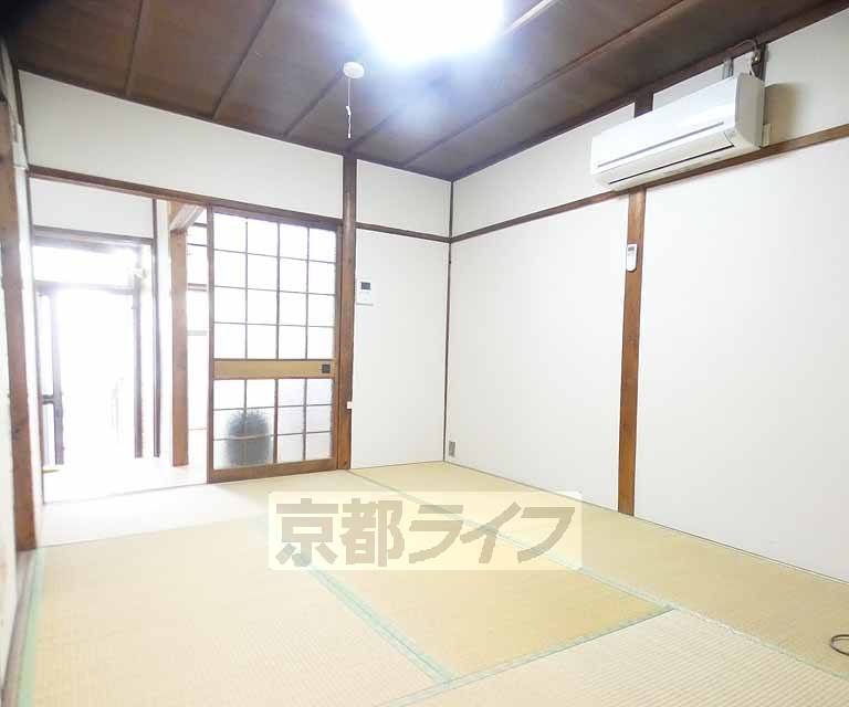 居室・リビング　落ち着いた雰囲気のお部屋です