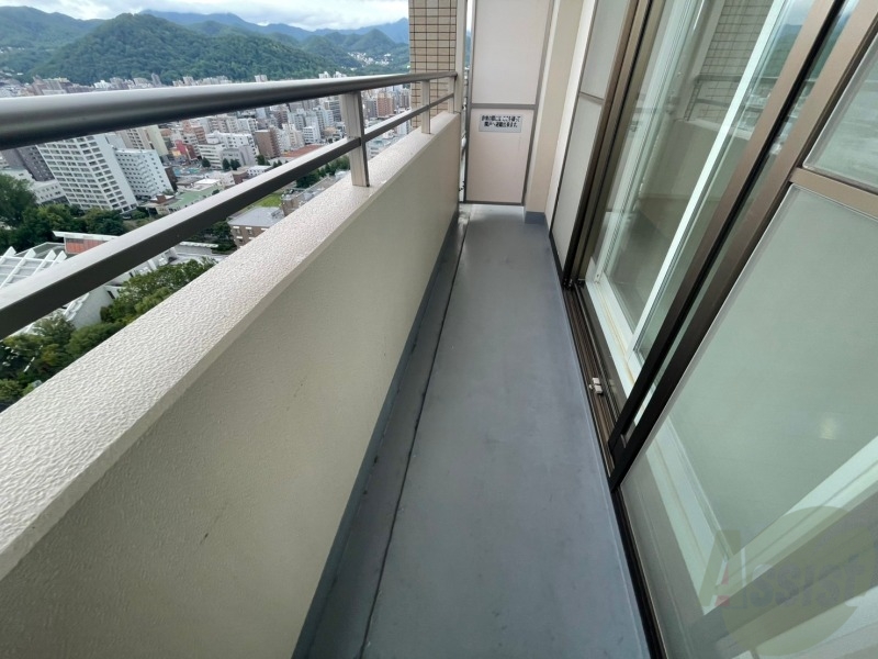 バルコニー　バルコニーは幅も広く全てのお部屋から出入りできます。