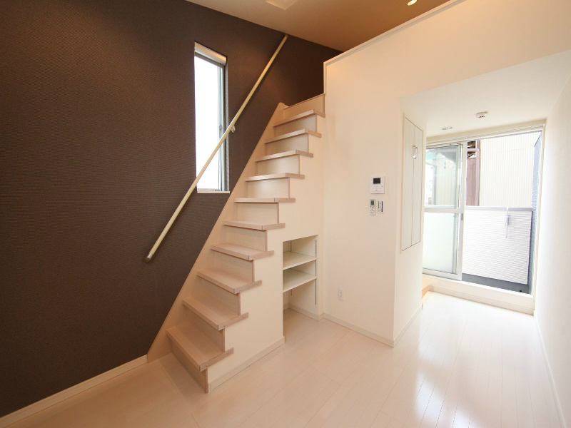 居室・リビング　洋室5.68帖　上階ロフト2.9帖（収納・部屋でも使えます）