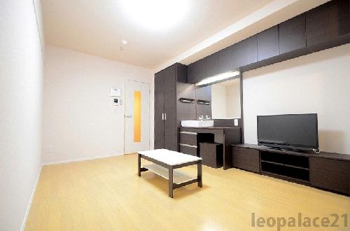 居室・リビング　お部屋によって壁の色が違う場合がございます。