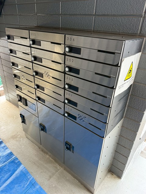 エントランス　共用エントランスには宅配BOXがあるので荷物の受け取りもスム