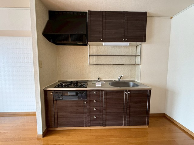 キッチン　3口ガスコンロ/グリル付きシステムキッチンです！場所を取るお