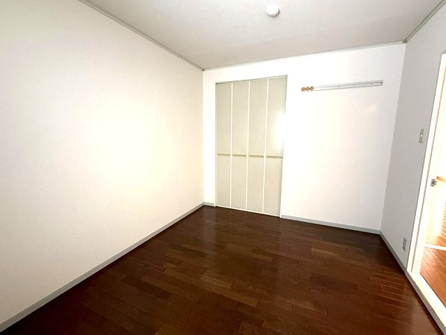 その他部屋・スペース　洋室5.5帖☆収納スペースがあります♪壁にはピクチャーレール