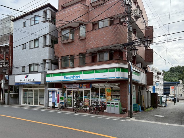 コンビニ　ファミリーマート久地店（コンビニ）まで162m