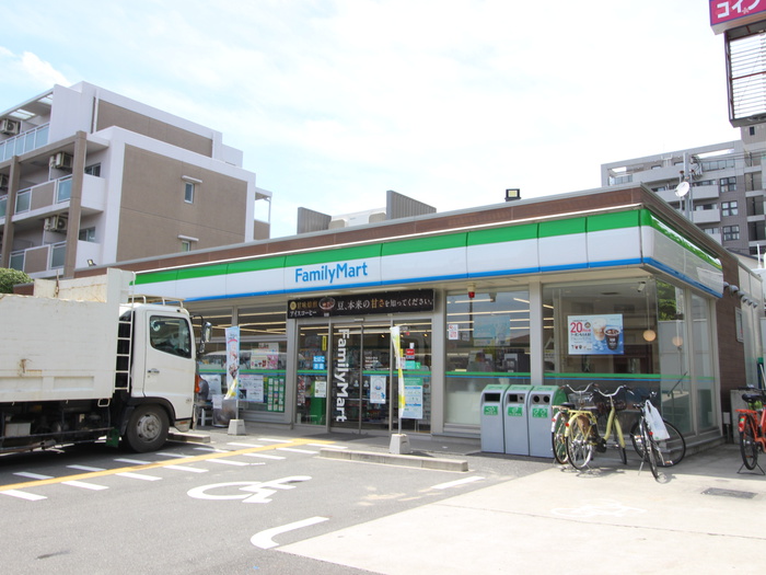 コンビニ　ファミリーマート（コンビニ）まで300m
