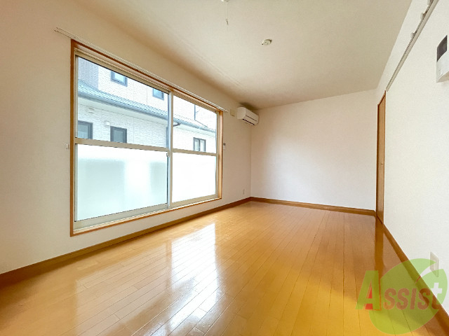 居室・リビング　８．３帖の洋室です。広々として、きれいですね。