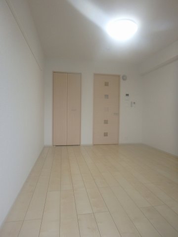 その他部屋・スペース　優しい色合いのフローリングの居室です