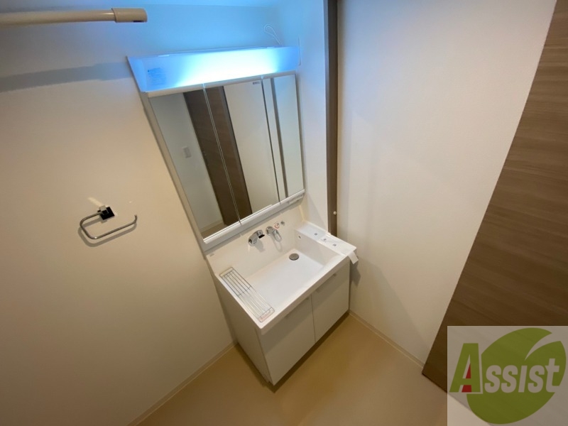 洗面設備　独立洗面台です。大きくてよいですね。シャンプーもできます。