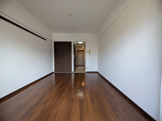 居室・リビング　同物件、別号室のものです。