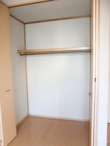収納　クローゼットタイプで収納もしっかりあります。