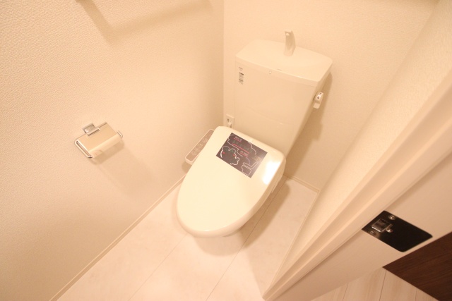 トイレ　※別室の参考写真の為、現況優先です。