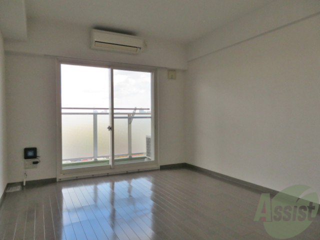 居室・リビング　８畳もある、広々として使いやすそうなお部屋でございます