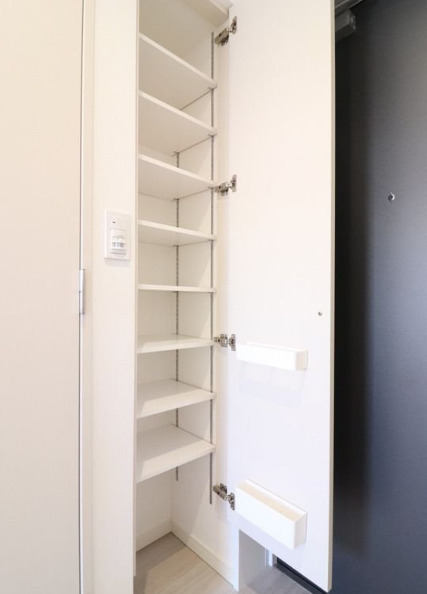 玄関　別部屋の写真を使用しております。