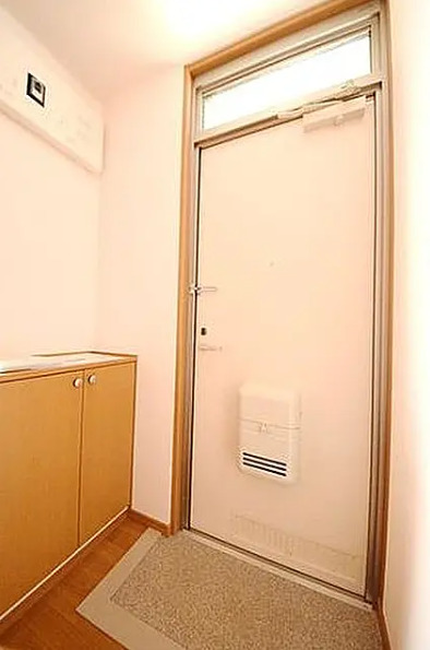 玄関　【南向き2面採光の明るいお部屋！】お問い合わせはお早めに♪