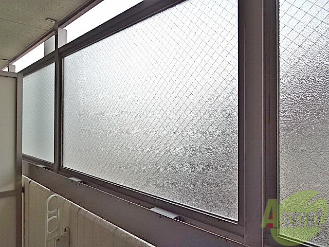 眺望　バルコニーにはこのすりガラスが～、目の前もシャットアウトです