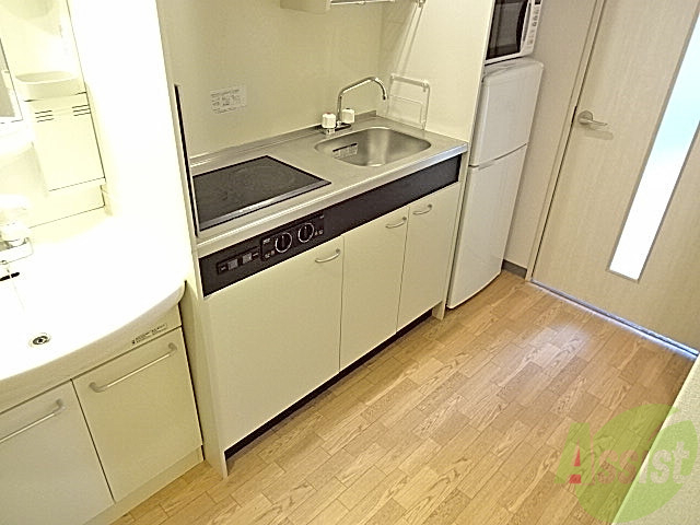 キッチン　２口のラジエントヒーターで料理も便利です、特に煮物がいいかも