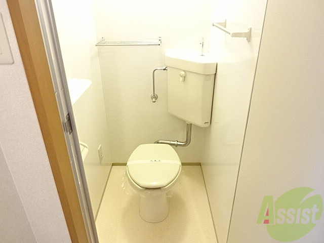 トイレ　ちょっとした棚やタオル掛けが嬉しいですね～、空間も広目ですよ