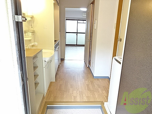 玄関　ドアを開くとこんな感じです～、思ってたよりゆったりしてますよ