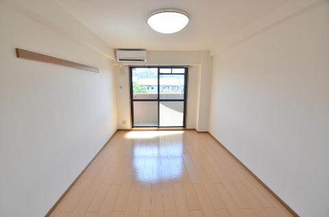 居室・リビング　室内