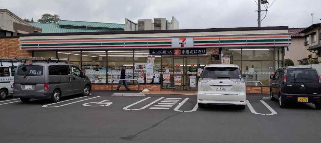 コンビニ　セブン－イレブン大分滝尾店（コンビニ）まで390m
