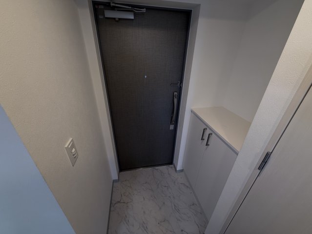 玄関　同物件別部屋写真