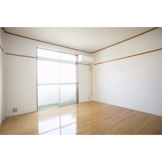 居室・リビング　明るい日差しの室内