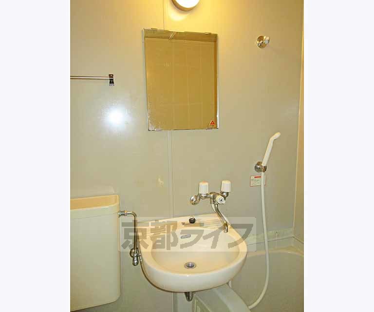 バス・シャワールーム　鏡付き洗面台