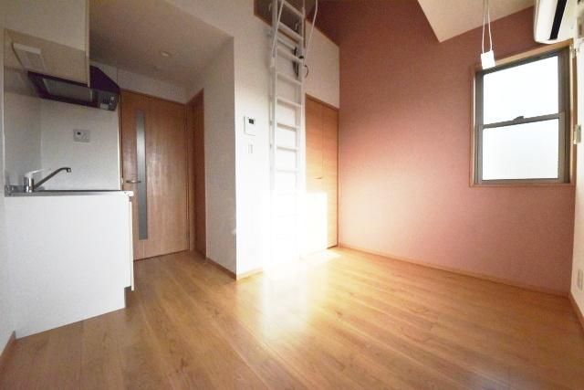 居室・リビング　★★色鮮やかなお部屋です★★