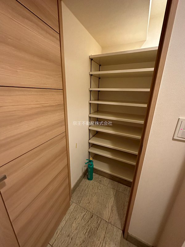 収納　たっぷり収納できるシューズクローク