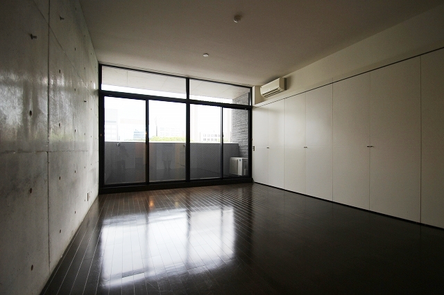 居室・リビング　同物件別号室のものです。