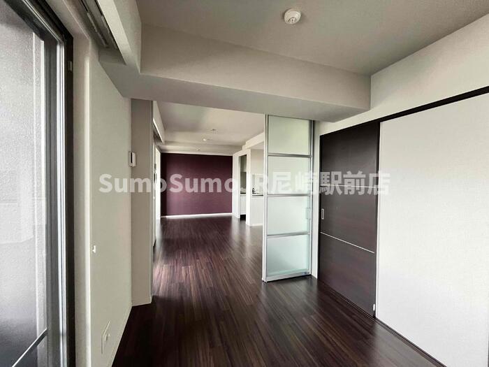 その他部屋・スペース　開放的な寝室です