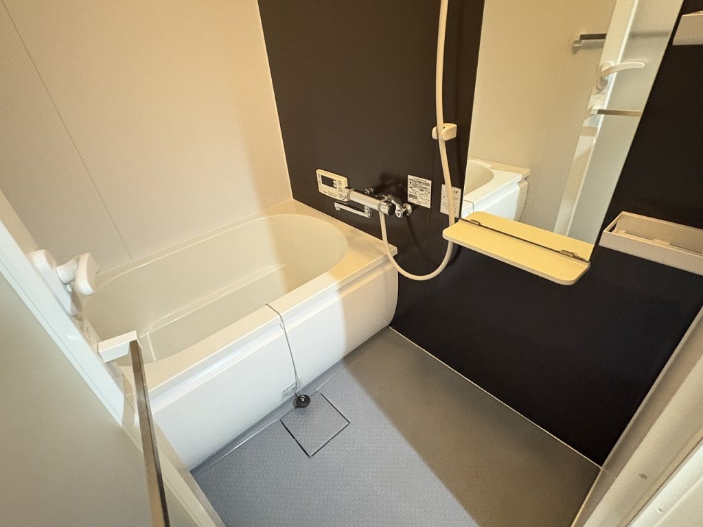 バス・シャワールーム　追焚き機能付き・清潔感あるバスルーム