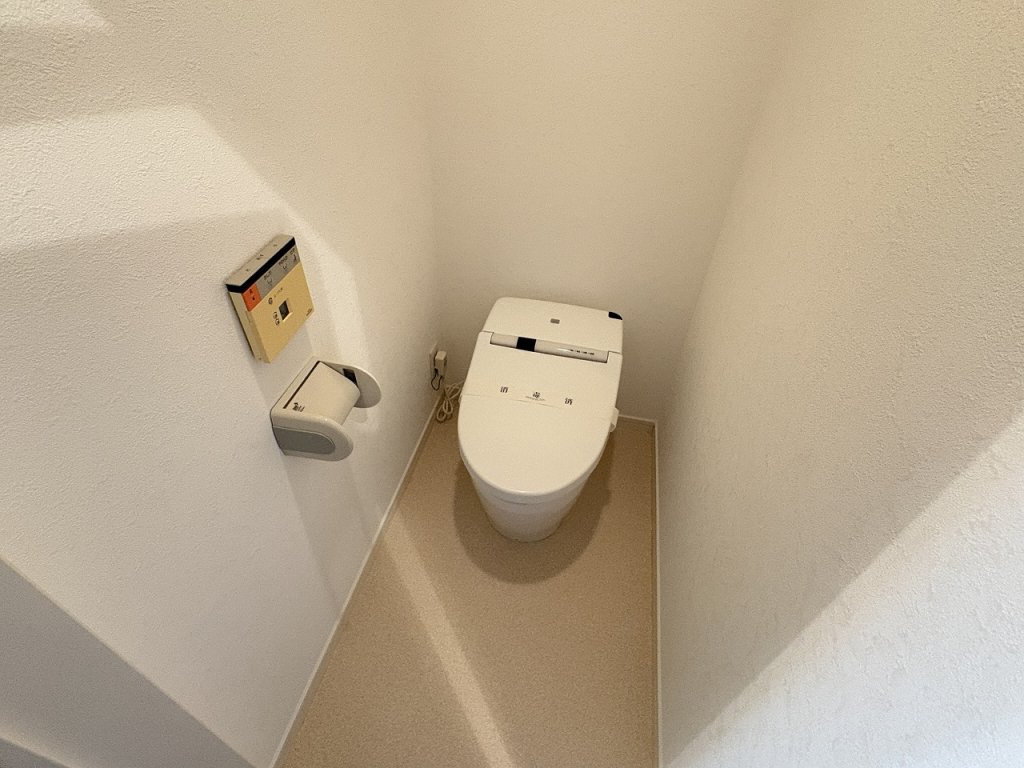 トイレ　タンクレストイレ・ウォシュレット完備