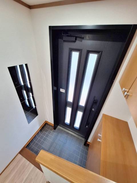 玄関　玄関には姿鏡もあります